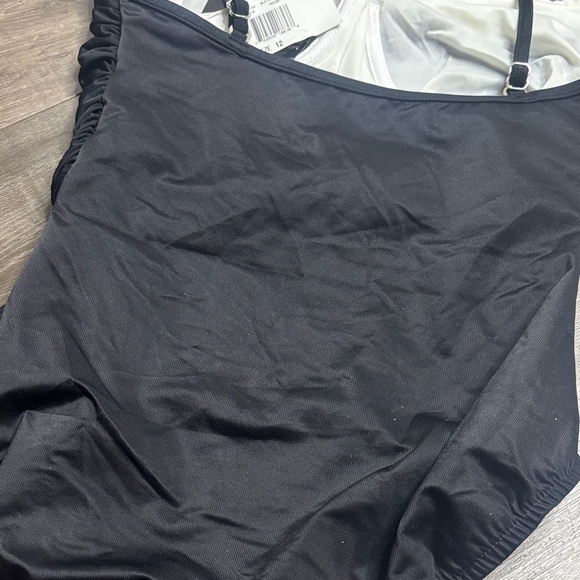 MIRACLESUIT DD-Cup Kara One Piece Colorblock Swimsuit - Picture 15 of 15